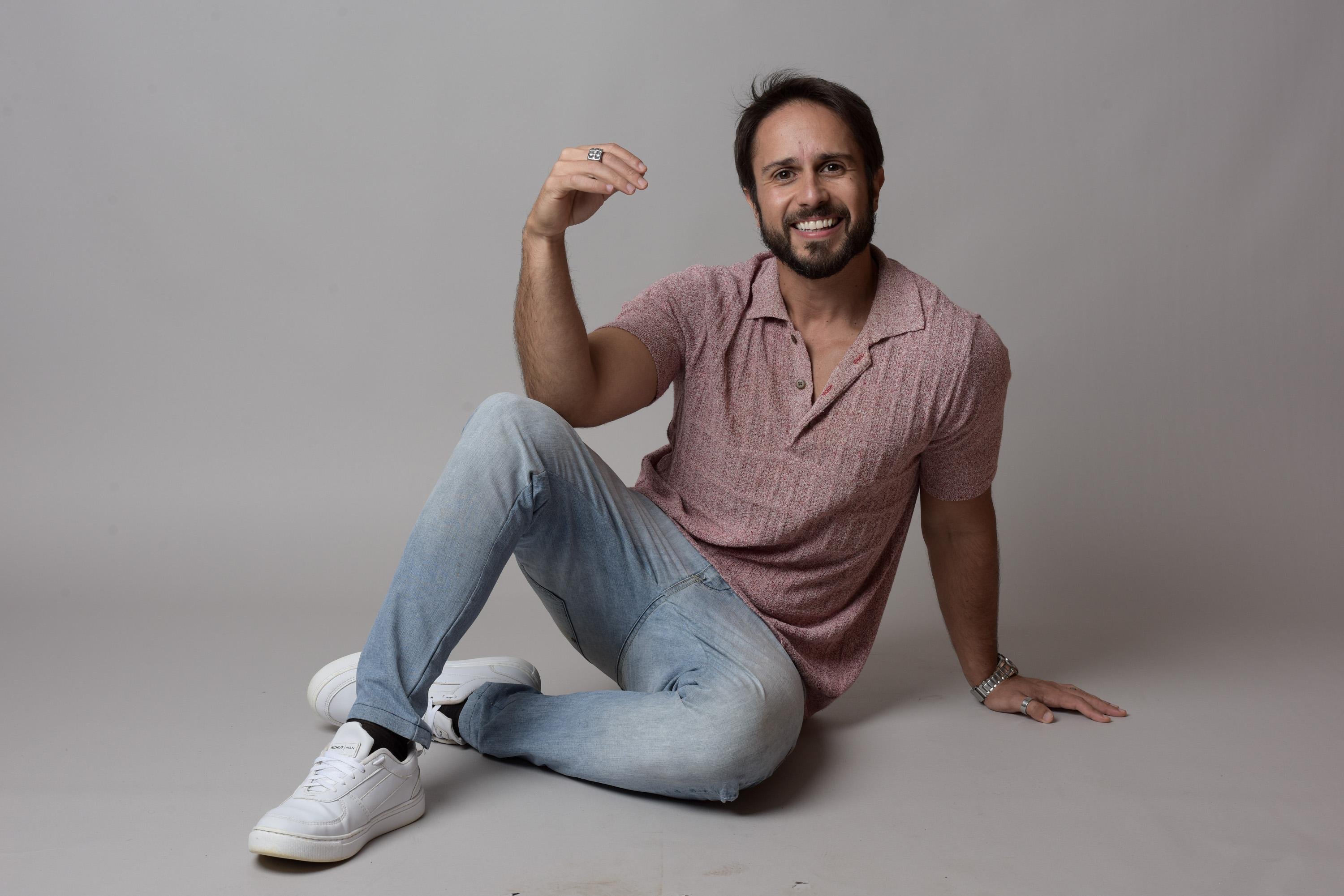 Ator Maur&iacute;cio Ribeiro festeja os 20 anos de carreira com dois trabalhos em exibi&ccedil;&atilde;o na Record TV