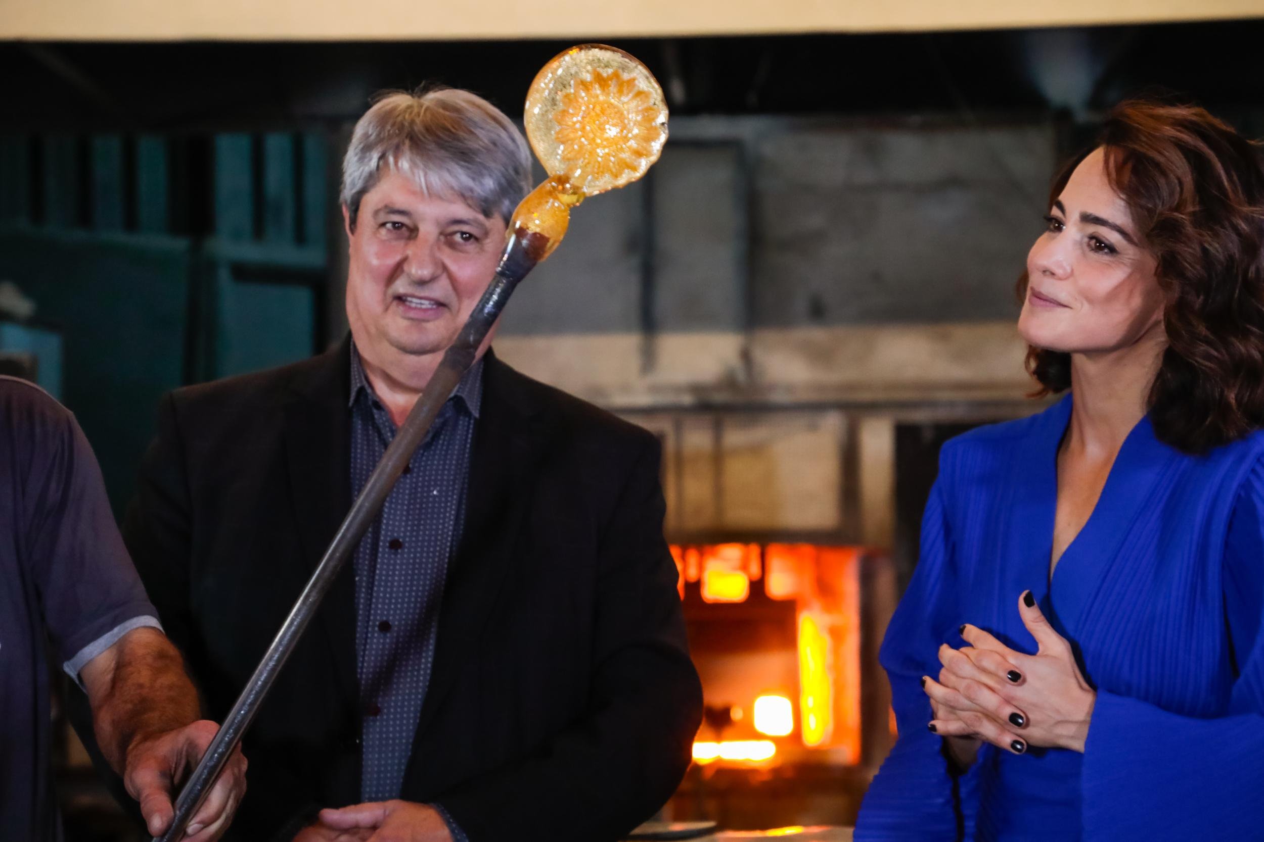 Prefeito Nestor Tissot e a atriz Alice Braga na confec&ccedil;&atilde;o do Kikito de Cristal que ser&aacute; entregue em 2024