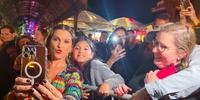Premiada com o Troféu Cidade de Gramado, Ingrid Guimarães posou para selfies com os fãs