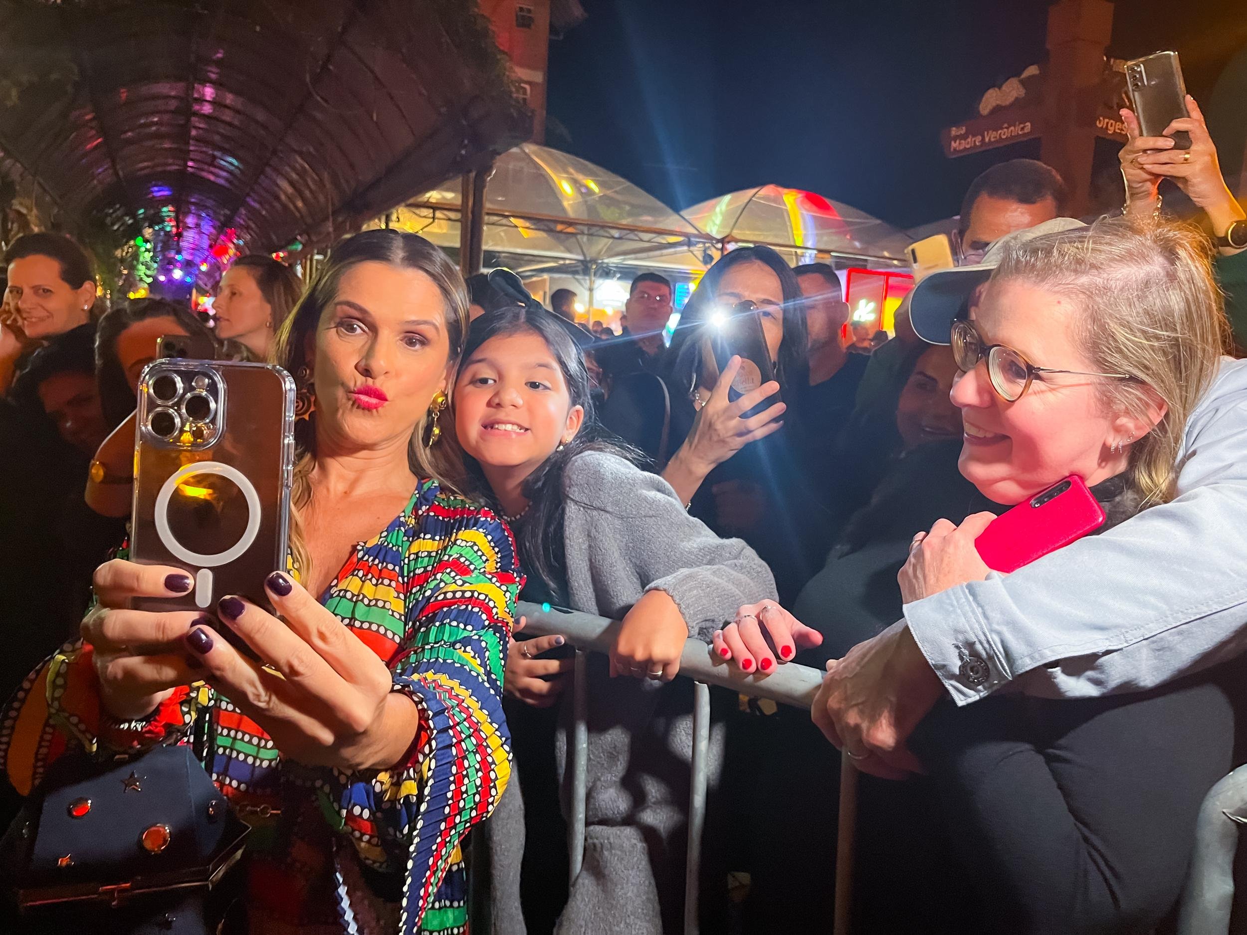 Premiada com o Trof&eacute;u Cidade de Gramado, Ingrid Guimar&atilde;es posou para selfies com os f&atilde;s