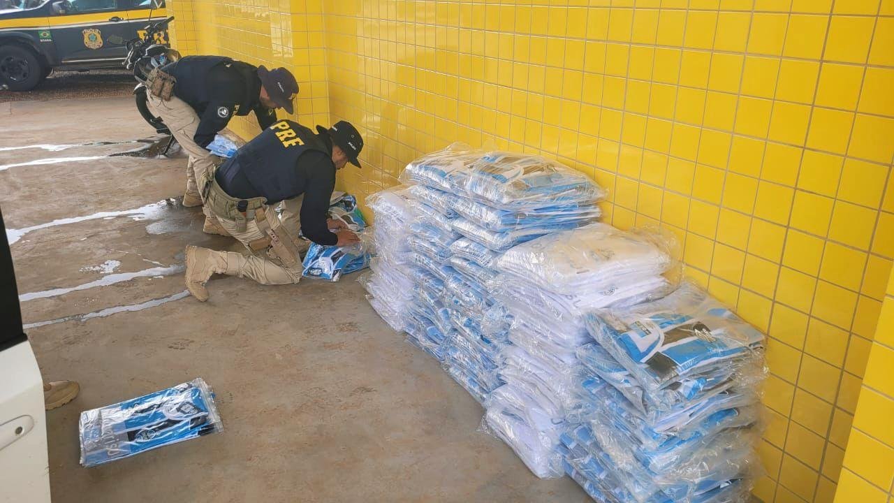 Motorista e passageira do ve&iacute;culo foram encaminhados &agrave; Pol&iacute;cia Civil local