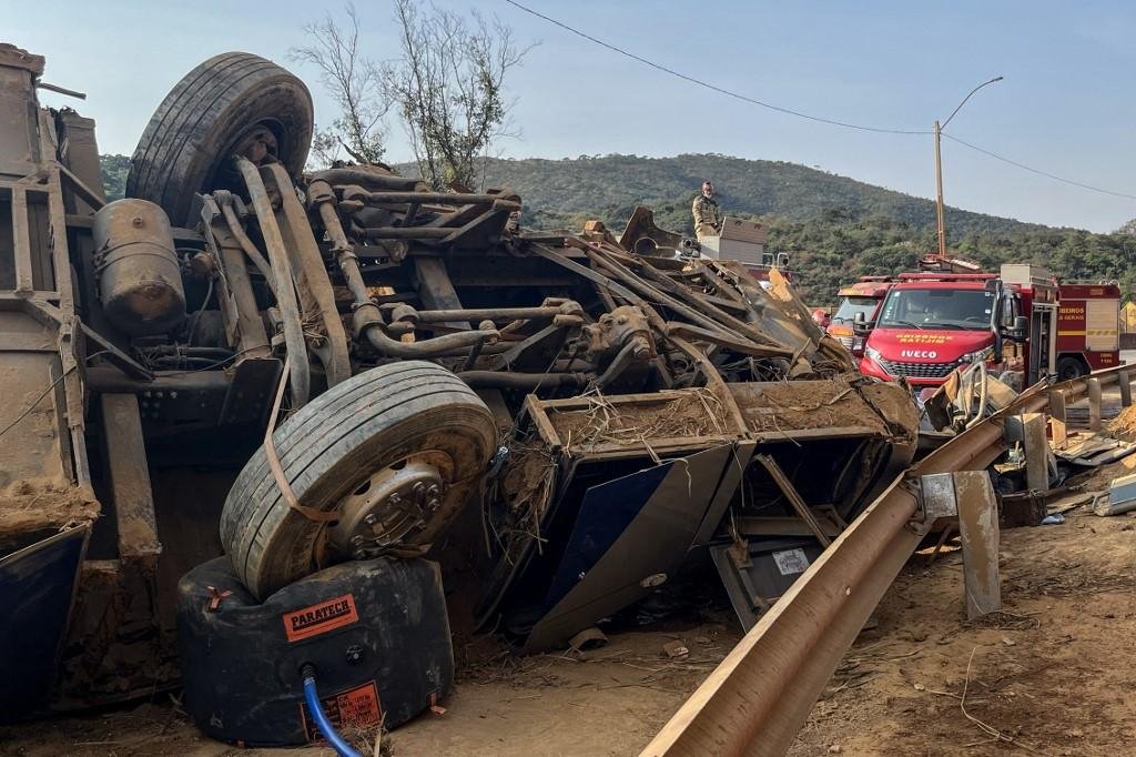 Ve&iacute;culo capotou na rodovia