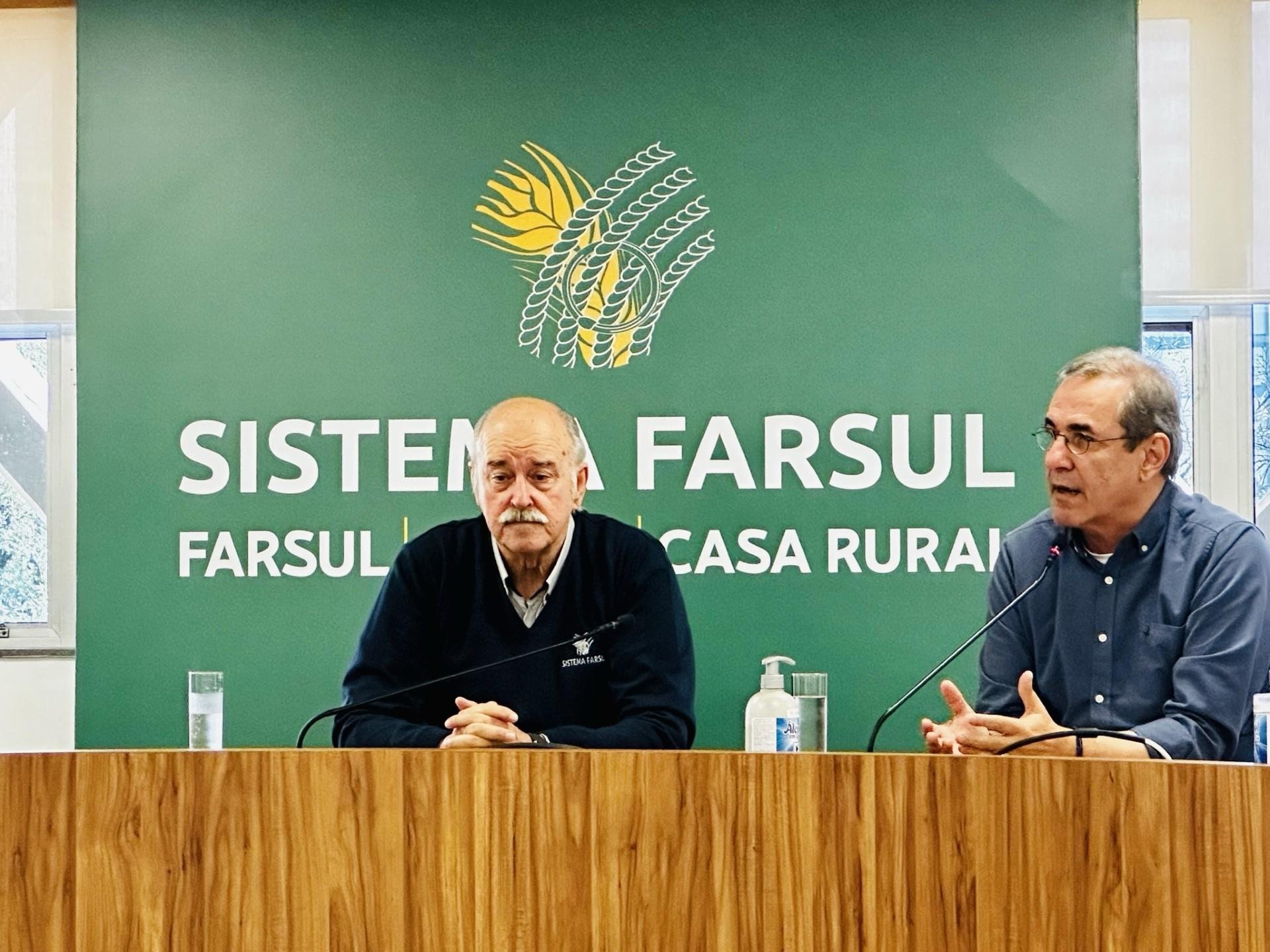 O presidente do Sindiler/RS, F&aacute;bio Crespo (&agrave; direita), e o coordenador da comiss&atilde;o de Exposi&ccedil;&otilde;es, Feiras e Remates da Farsul, Francisco Shardong (&agrave; esquerda), durante a coletiva de lan&ccedil;amento oficial do Guia de Remates.