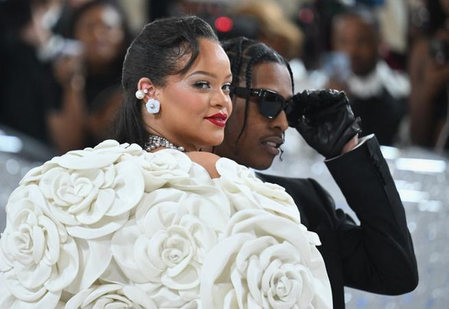 Cantora Rihanna deu &agrave; luz a um menino, seu segundo filho com o rapper A$AP Rocky