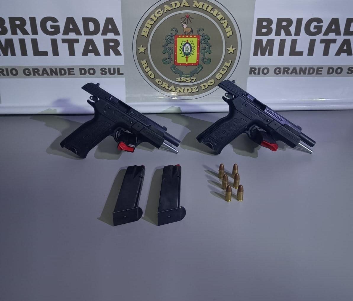 Policiais localizaram dentro do ve&iacute;culo pistolas e muni&ccedil;&atilde;o