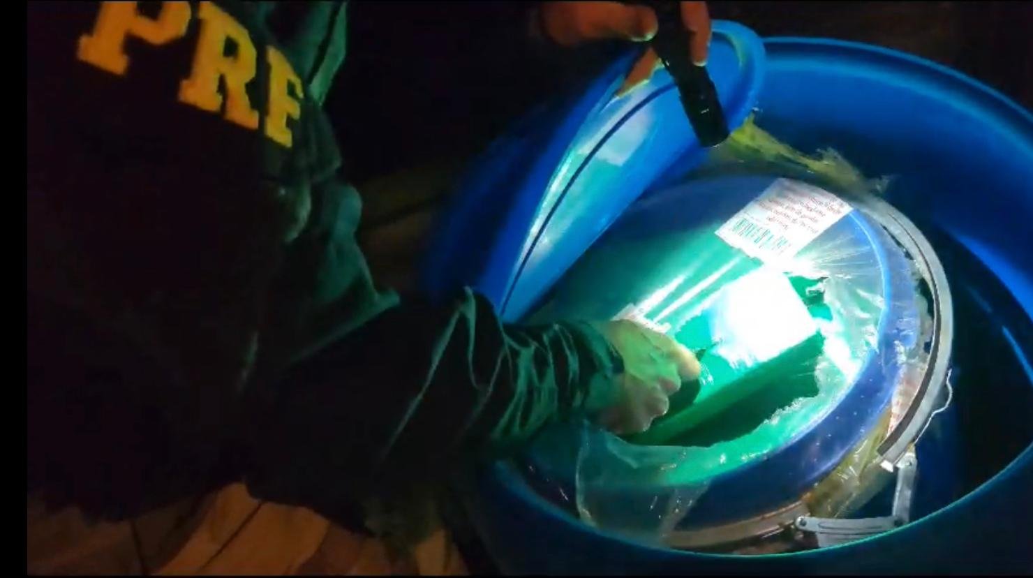 Droga estava escondida dentro de tonel com &aacute;cido
