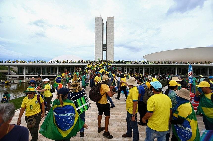 Multid&atilde;o protagonizou atos de vandalismo na esplanada