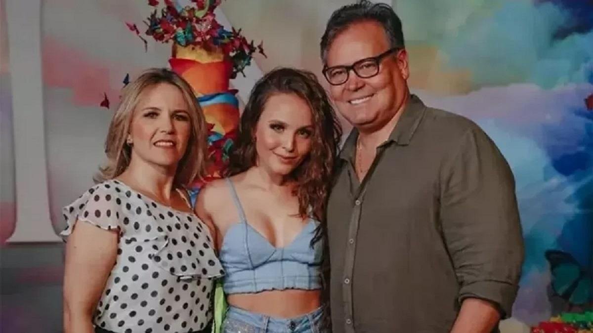 Silvana Taques em um momento com a filha Larissa Manoela e com o pai da atriz, Gilberto Elias