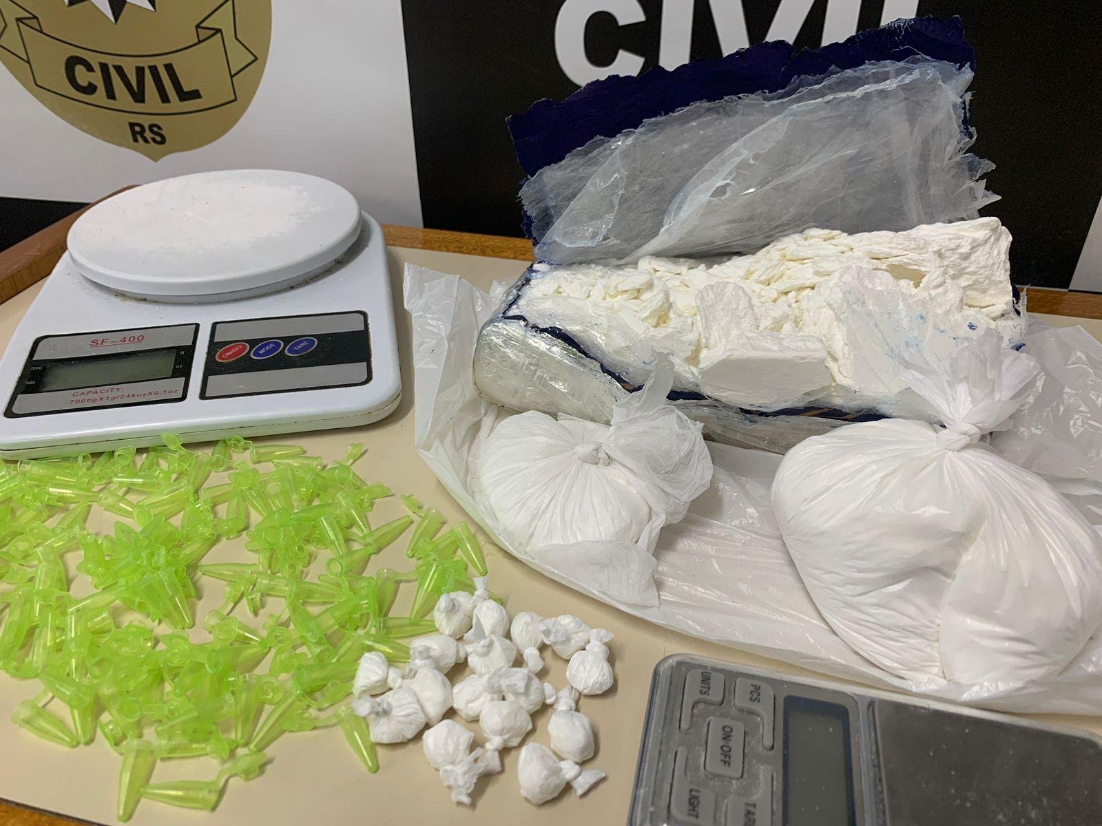 Coca&iacute;na e balan&ccedil;a de precis&atilde;o foram encontradas junto com o suspeito