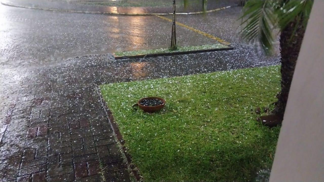 Em Bag&eacute;, a prefeitura ainda faz o levantamento dos estragos decorrentes do granizo, mas j&aacute; recebeu mais de 80 pedidos de lonas