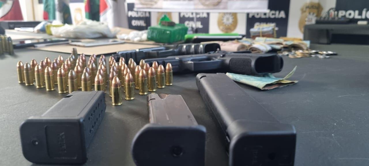 Policiais localizaram armas, muni&ccedil;&atilde;o e drogas durante a opera&ccedil;&atilde;o