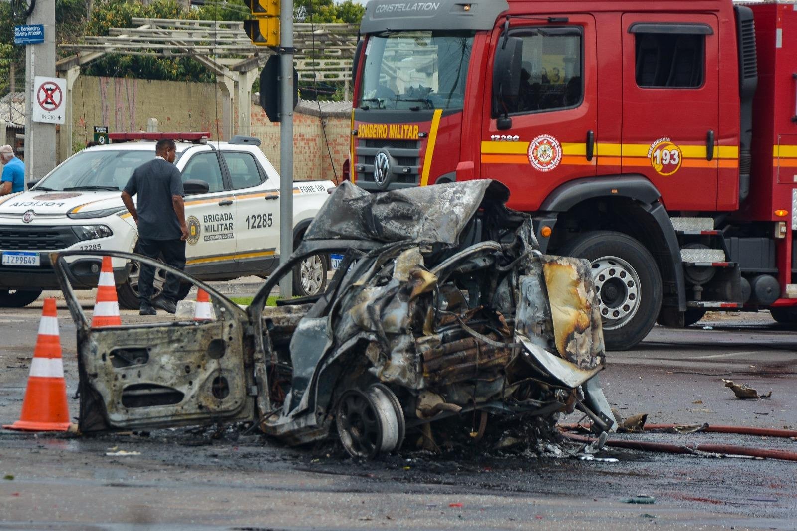 Carros pegou fogo e ficou destru&iacute;do