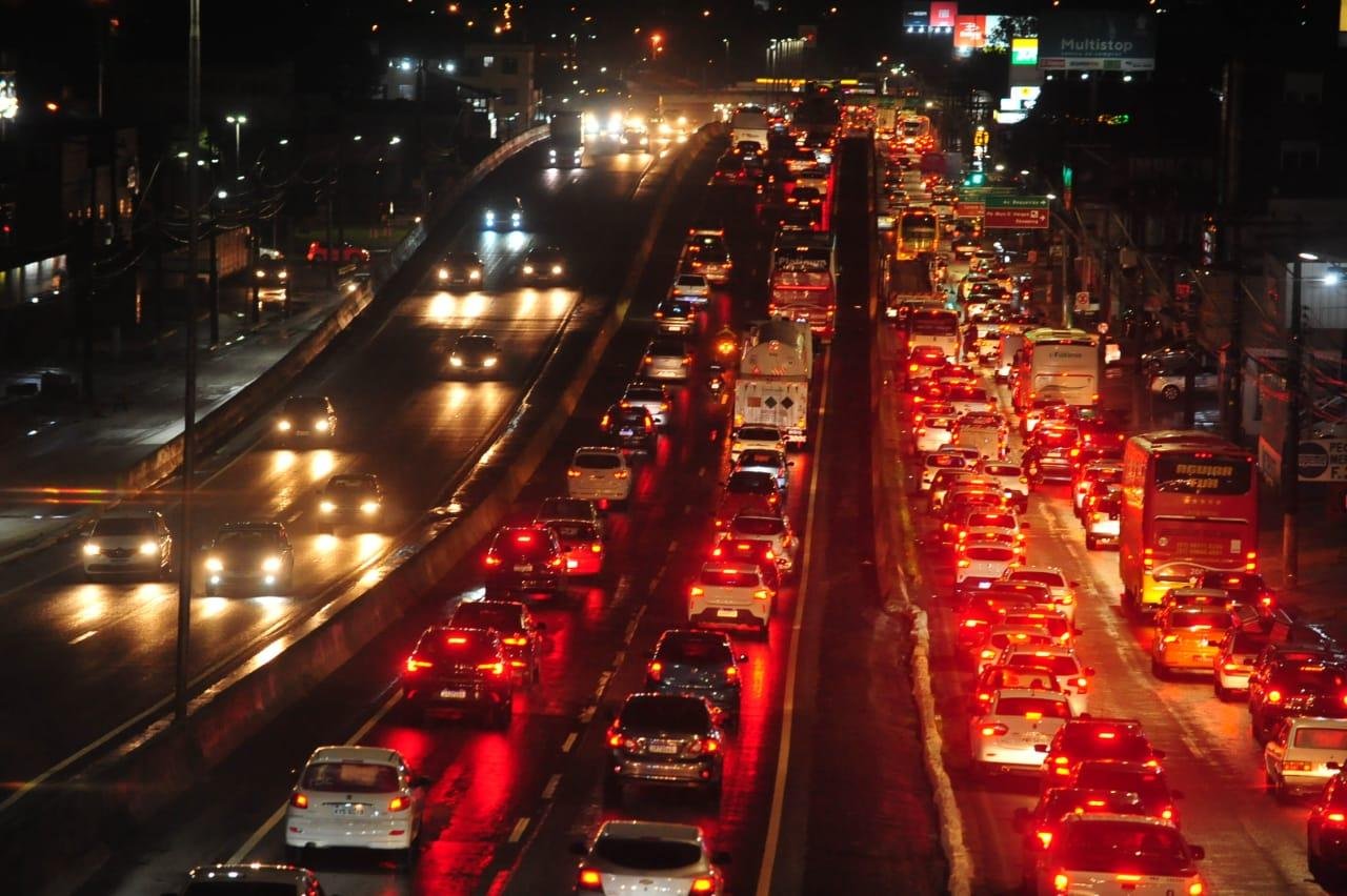 Canoas teve congestionamento por ac&uacute;mulo de &aacute;gua na BR 116