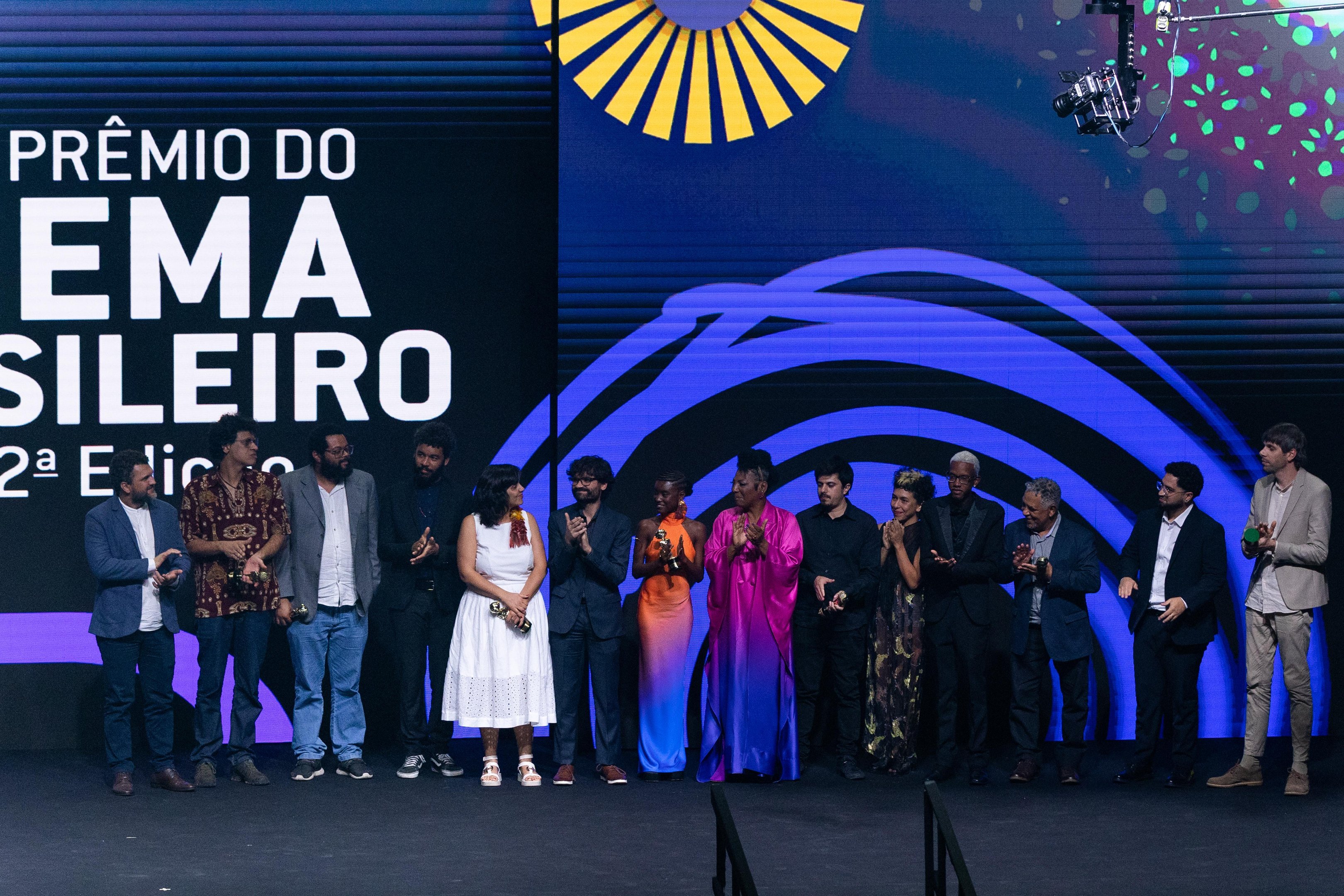 Equipe do longa 'Marte Um' celebra o n&uacute;mero de trof&eacute;us no palco do evento