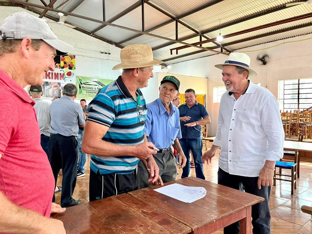 Prefeito Marco Aur&eacute;lio Nedel (D) destacou que a obra ser&aacute; a maior com recursos pr&oacute;prios do munic&iacute;pio