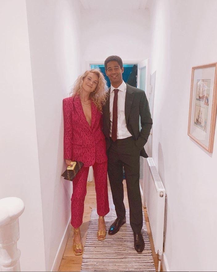 Mona Godfrey e o ator Alfred Enoch