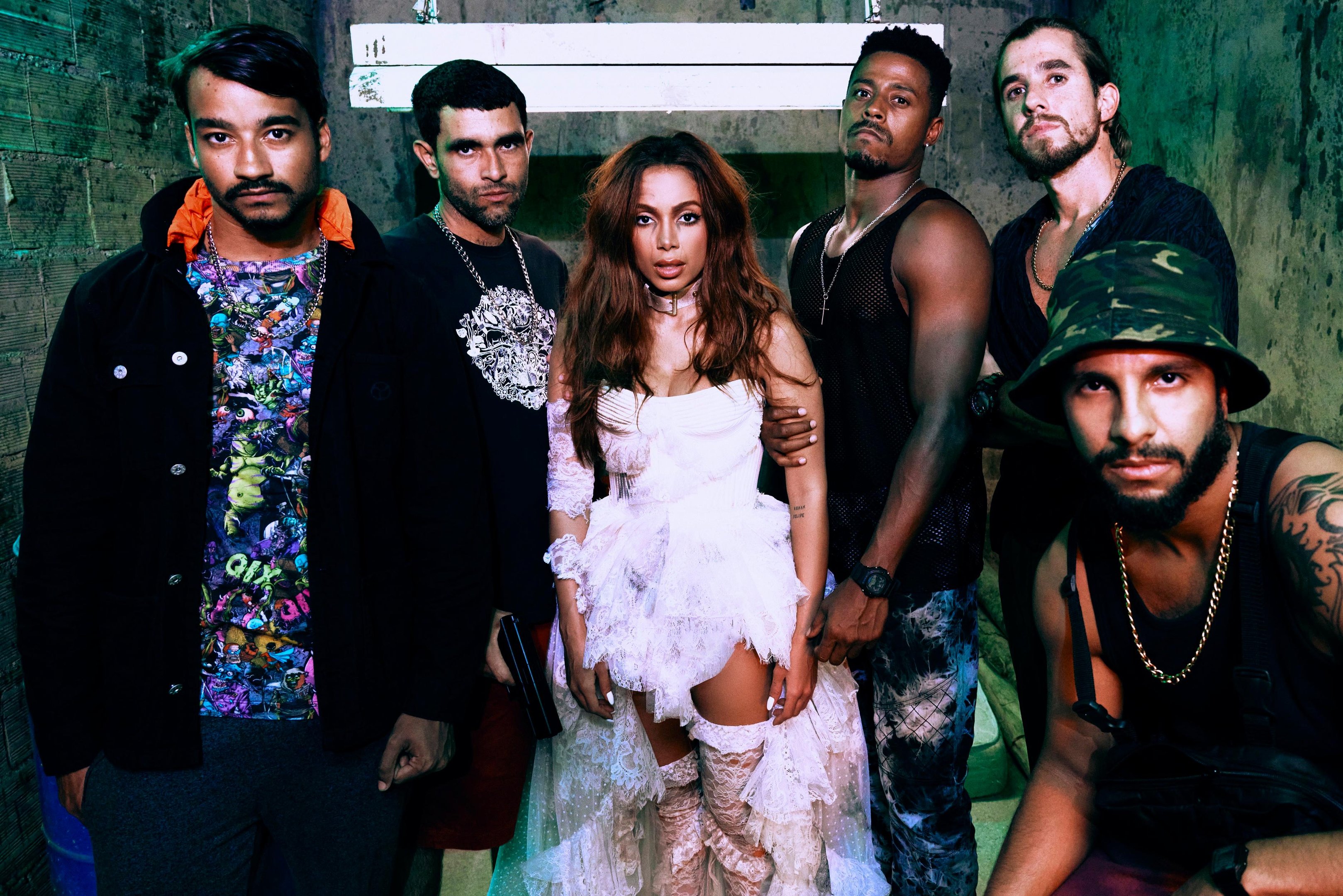 Anitta interpreta uma noiva que &eacute; sequestrada por admiradores no dia do casamento
