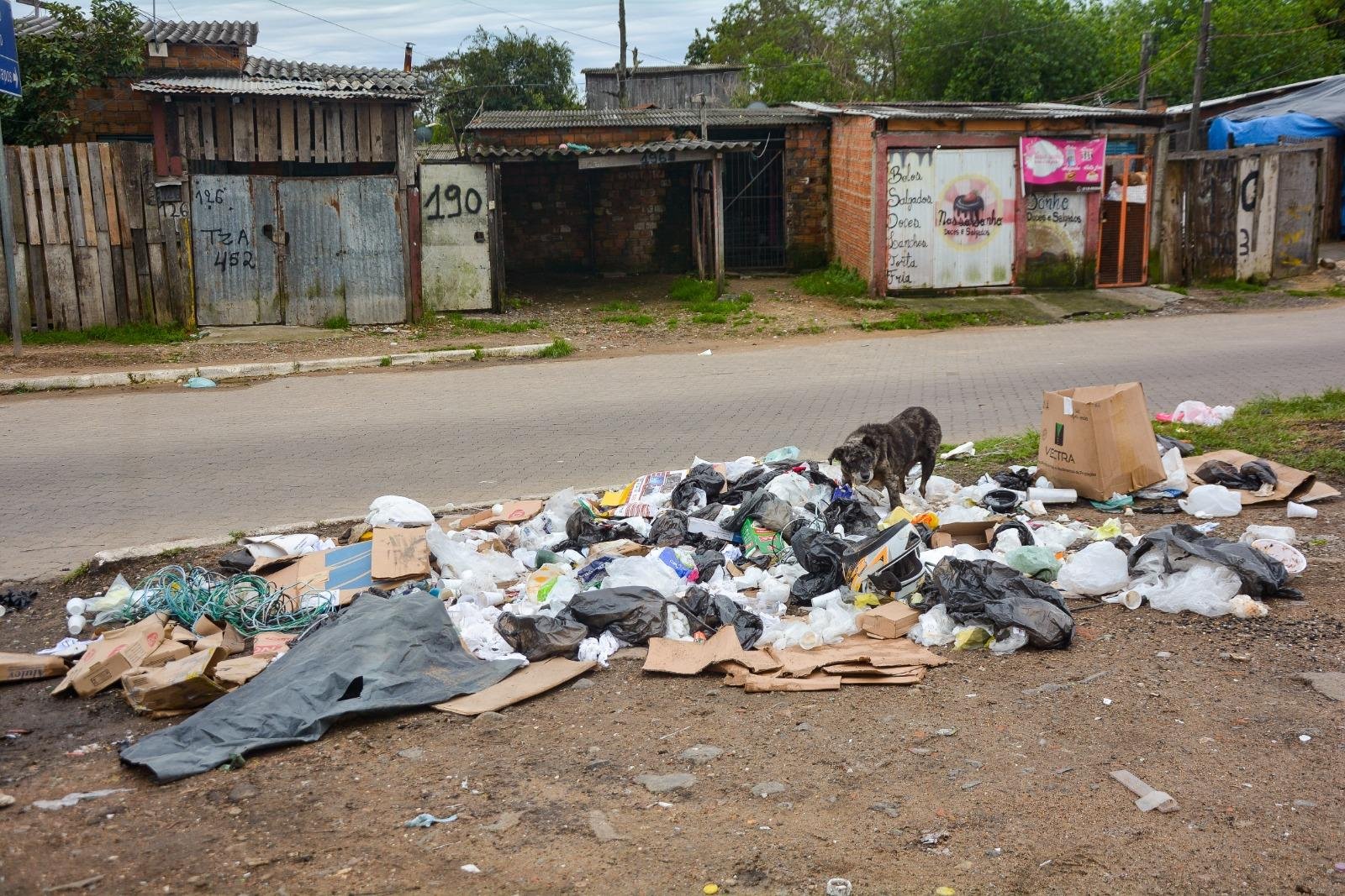 Lixo acumulado na manh&atilde; desta quinta no canteiro central da rua Dona Teodora, bairro Navegantes