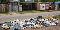Lixo acumulado na manhã desta quinta no canteiro central da rua Dona Teodora, bairro Navegantes