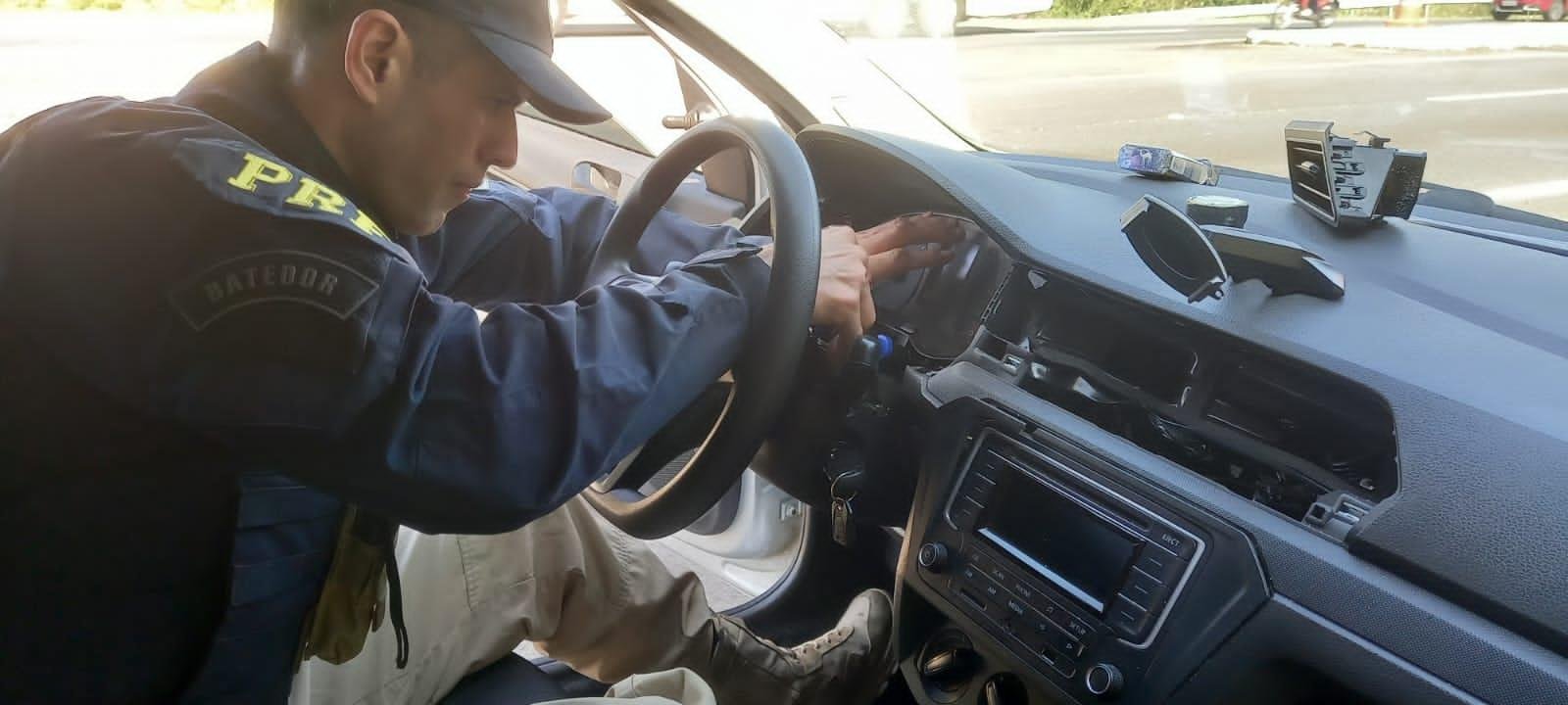Policiais realizaram vistoria minuciosa no autom&oacute;vel e localizaram tabletes de coca&iacute;na