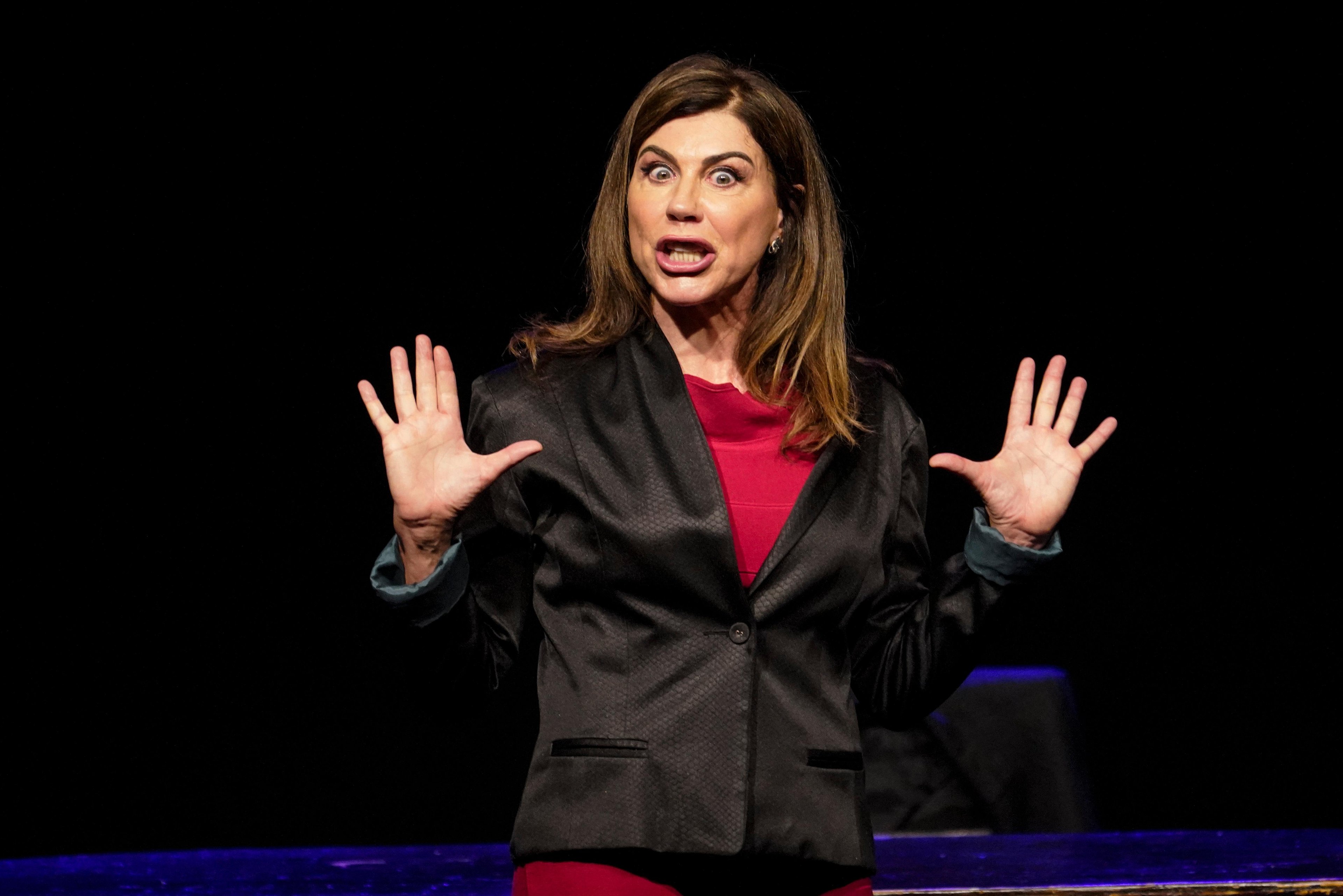 Angela Dippe atua na pe&ccedil;a teatral "Da Puberdade &agrave; Menopausa"