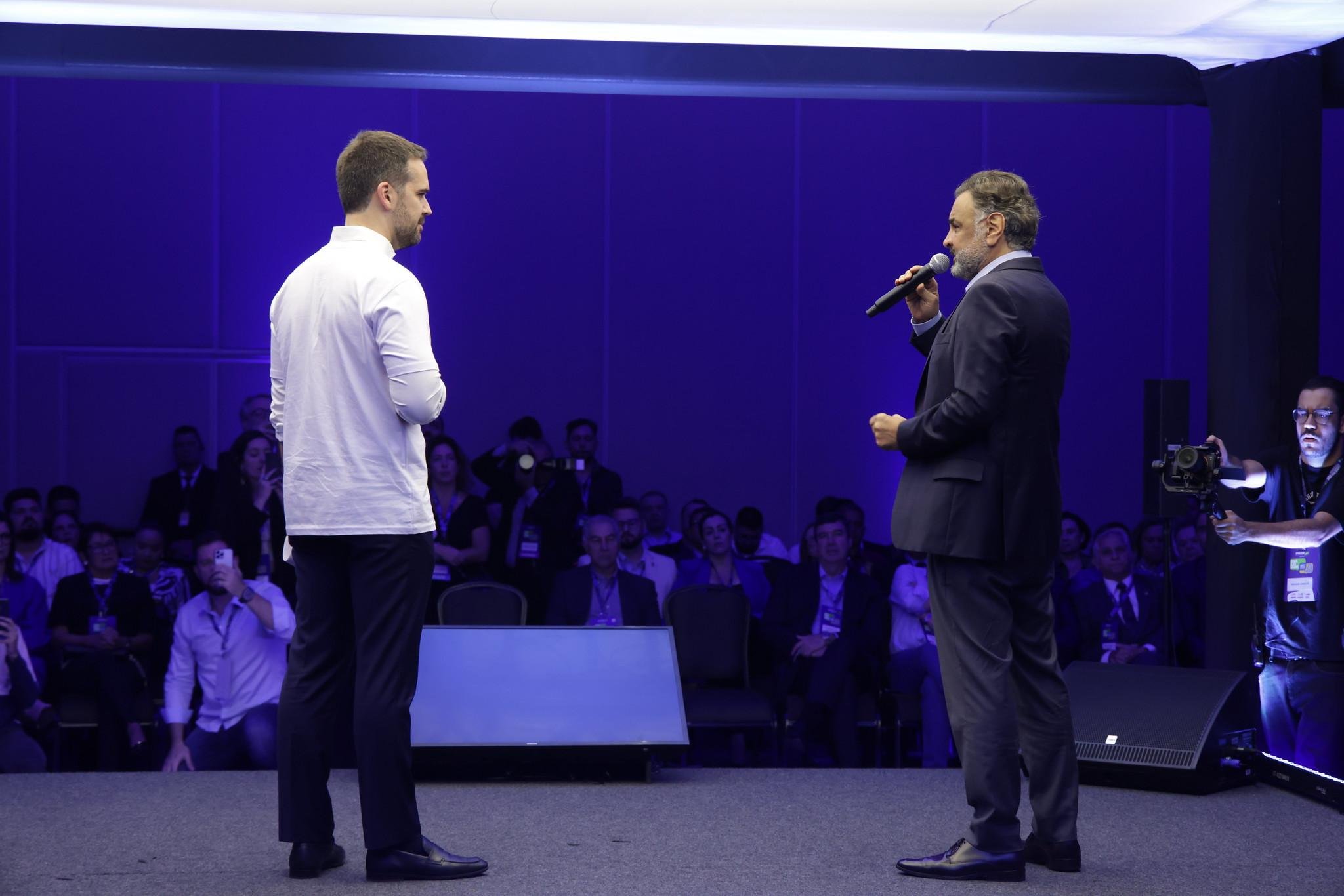 Eduardo Leite e A&eacute;cio Neves em evento nacional do PSDB, em Bras&iacute;lia