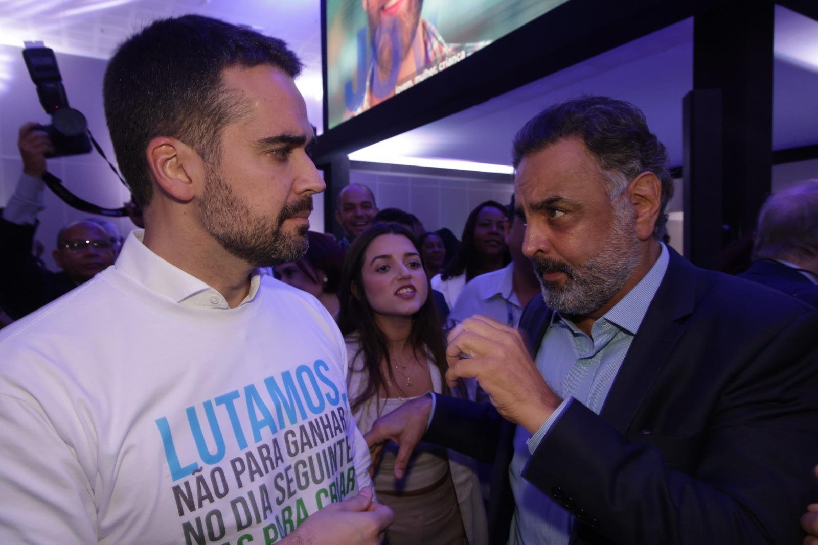 Eduardo Leite e A&eacute;cio Neves durante o evento do PSDB