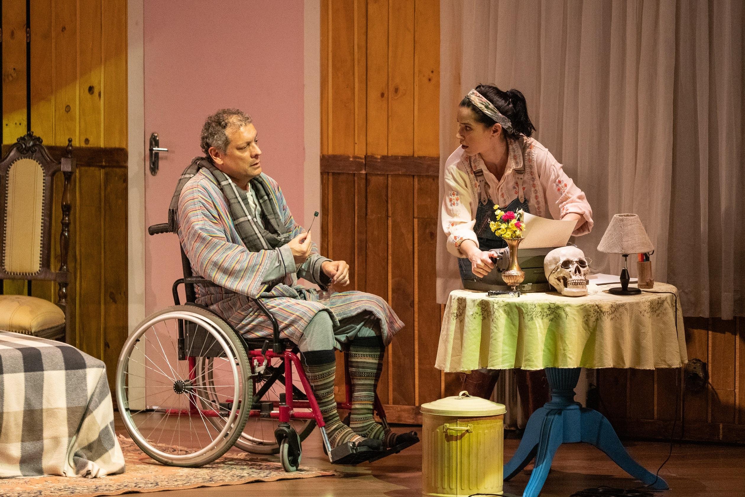 Marcello Airoldi e Mel Lisboa vivem o escritor Paul Sheldon e a enfermeira Annie Wilkes, respectivamente