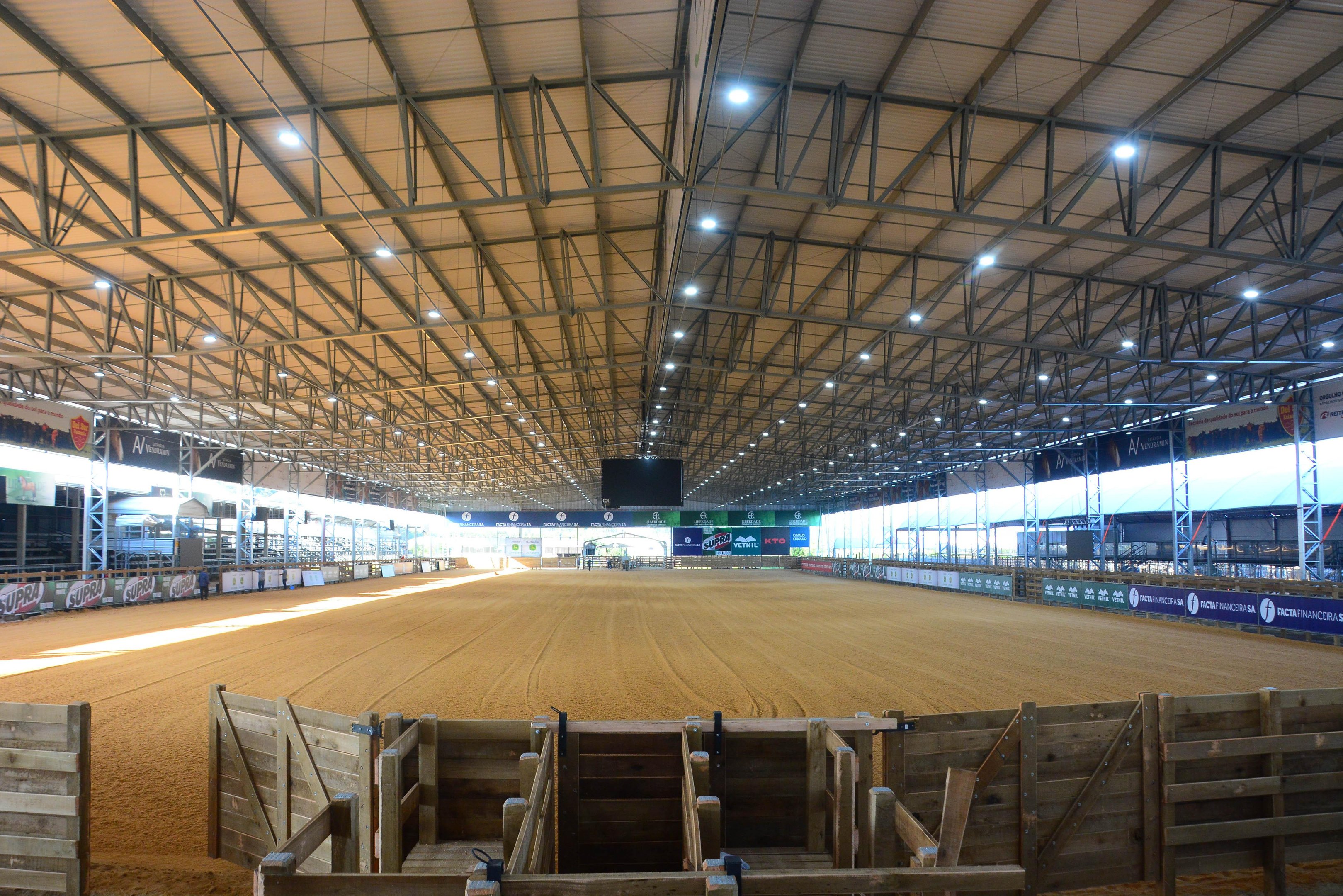 Foram investidos cerca de R$ 5,5 milh&otilde;es na cobertura da pista, projeto de ilumina&ccedil;&atilde;o e eleva&ccedil;&atilde;o das muretas que separam a arena do p&uacute;blico