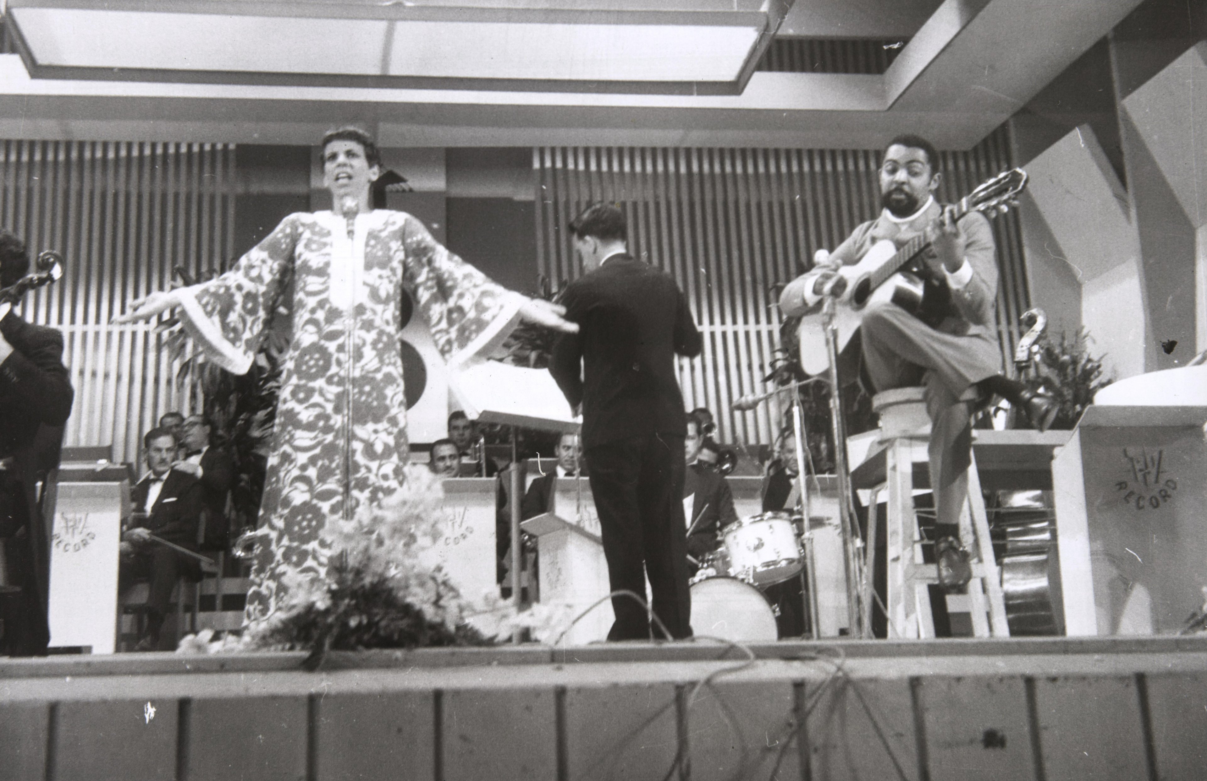 Nana Caymmi e Gilberto Gil interpretam &lsquo;Bom Dia&rsquo;, de autoria de Nana, acompanhados de orquestra na final&iacute;ssima do III Festival da Record em 1967
