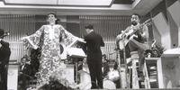 Nana Caymmi e Gilberto Gil interpretam ‘Bom Dia’, de autoria de Nana, acompanhados de orquestra na finalíssima do III Festival da Record em 1967