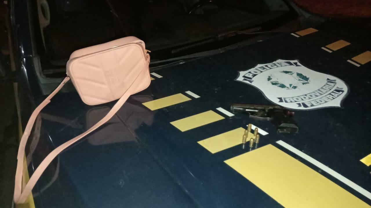 Passageira informou que entregaria pistola a homem, sem dizer onde o encontraria