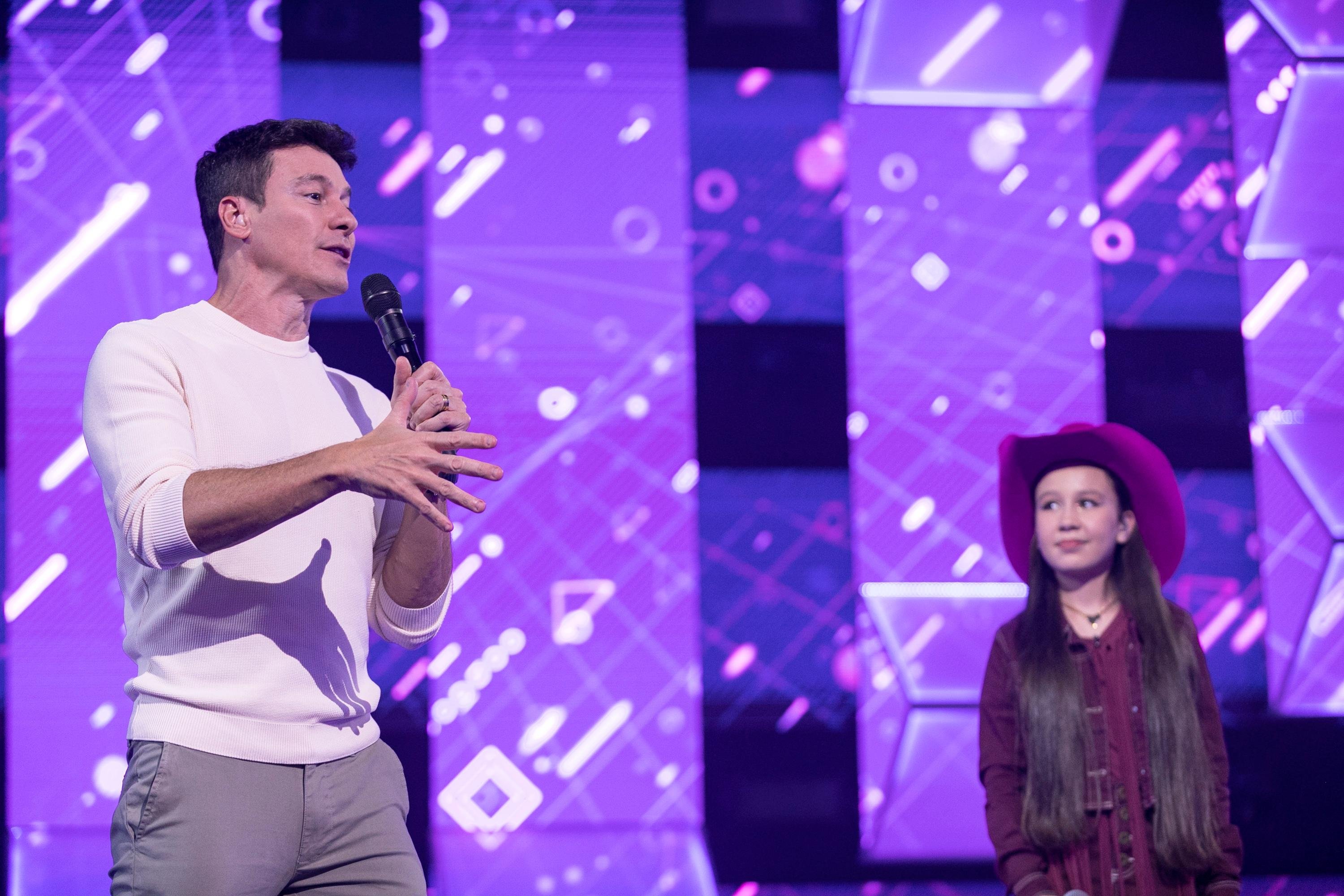 Rodrigo Faro (E) apresenta o programa 'Canta Comigo Teen'
