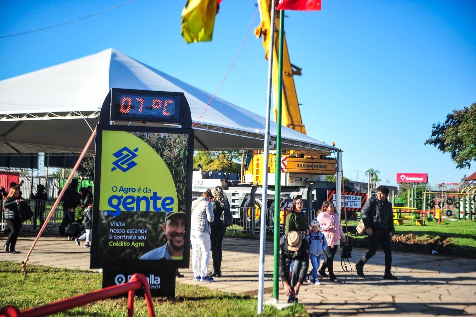 Manh&atilde; ensolarada atrai as fam&iacute;lias para o Parque de Exposi&ccedil;&otilde;es Assis Brasil