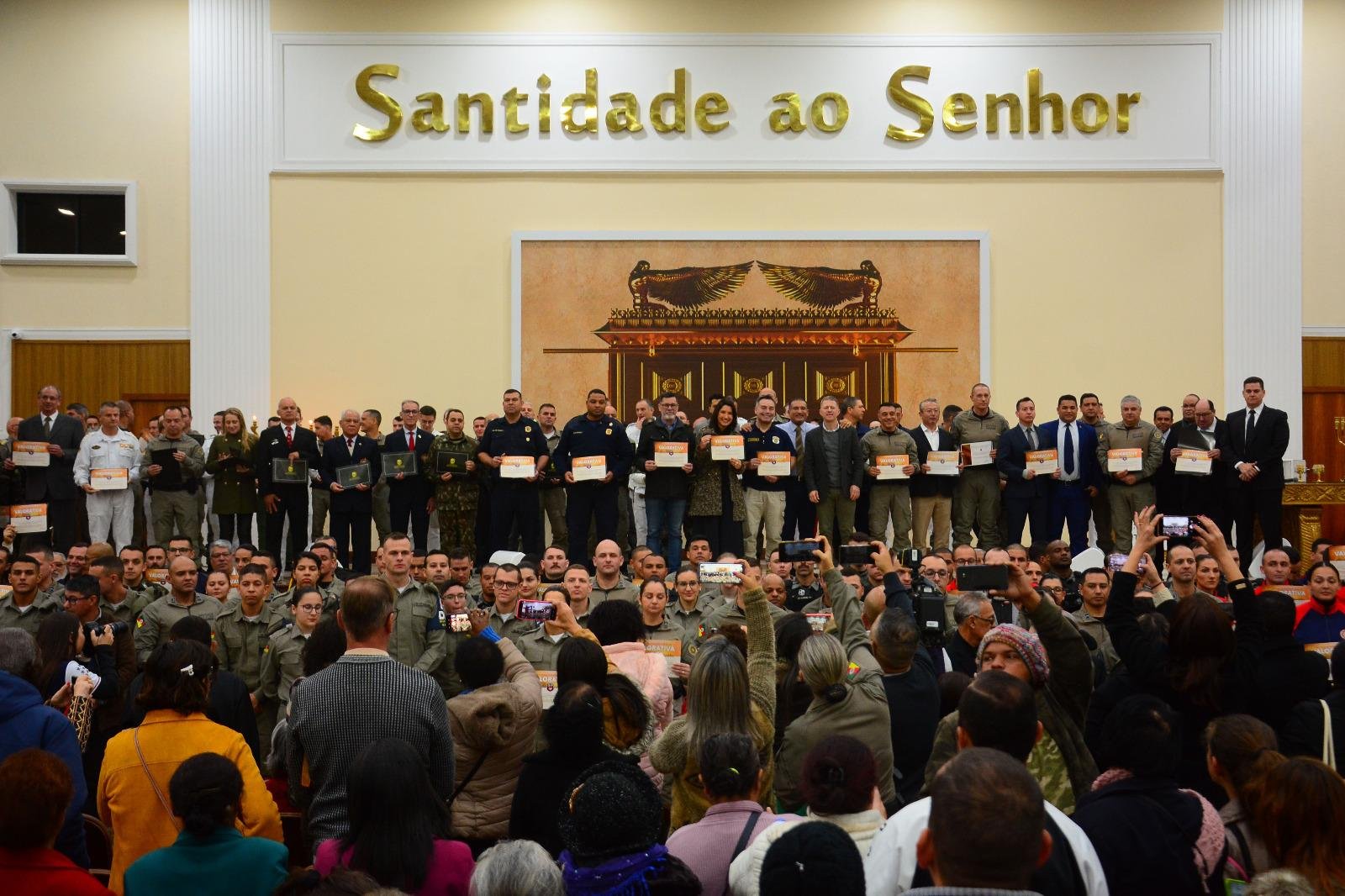 Profissionais receberam diplomas de honra aos servi&ccedil;os prestados