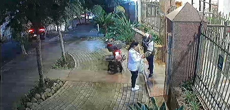 Criminoso aborda a v&iacute;tima na entrada de um pr&eacute;dio na rua Liberdade