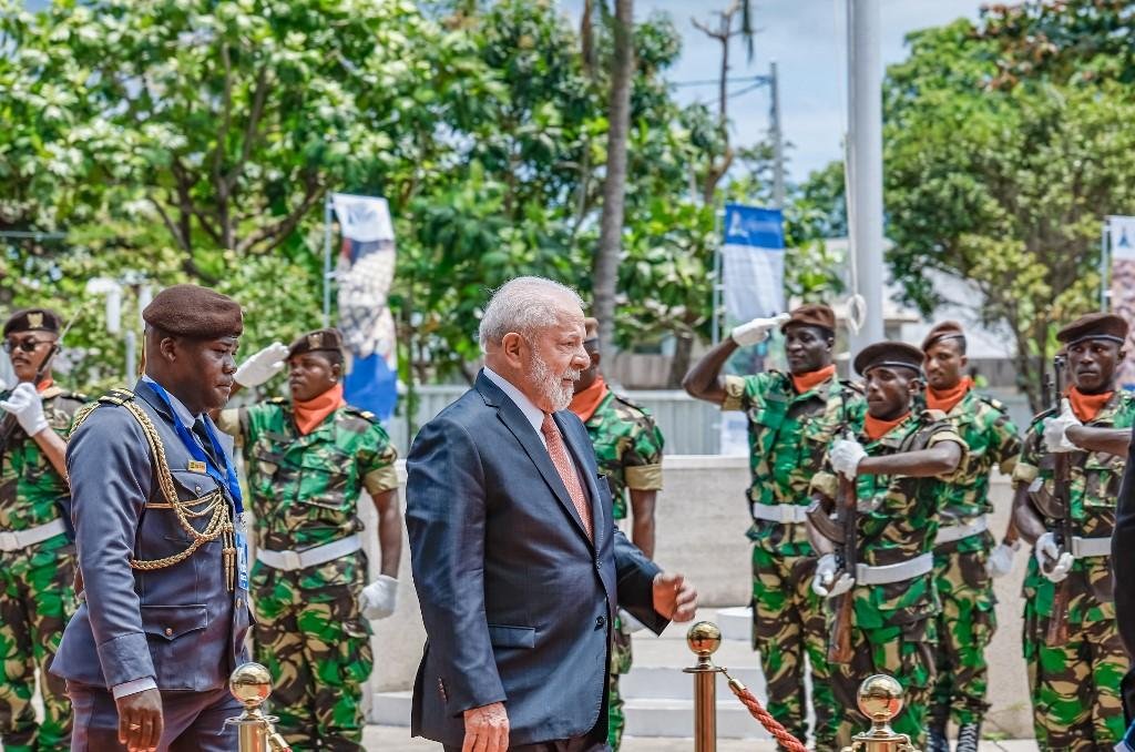 Presidente participou em S&atilde;o Tom&eacute; e Pr&iacute;ncipe da c&uacute;pula da Comunidade de Pa&iacute;ses de L&iacute;ngua Portuguesa