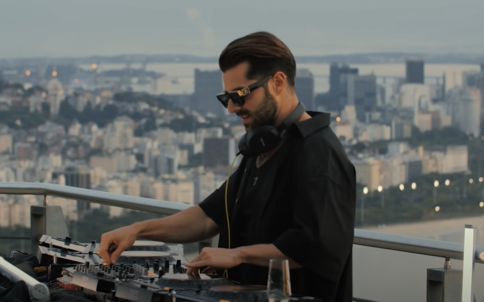 M&uacute;sico comemorou seus 32 anos e o centen&aacute;rio do hotel Copacabana Palace