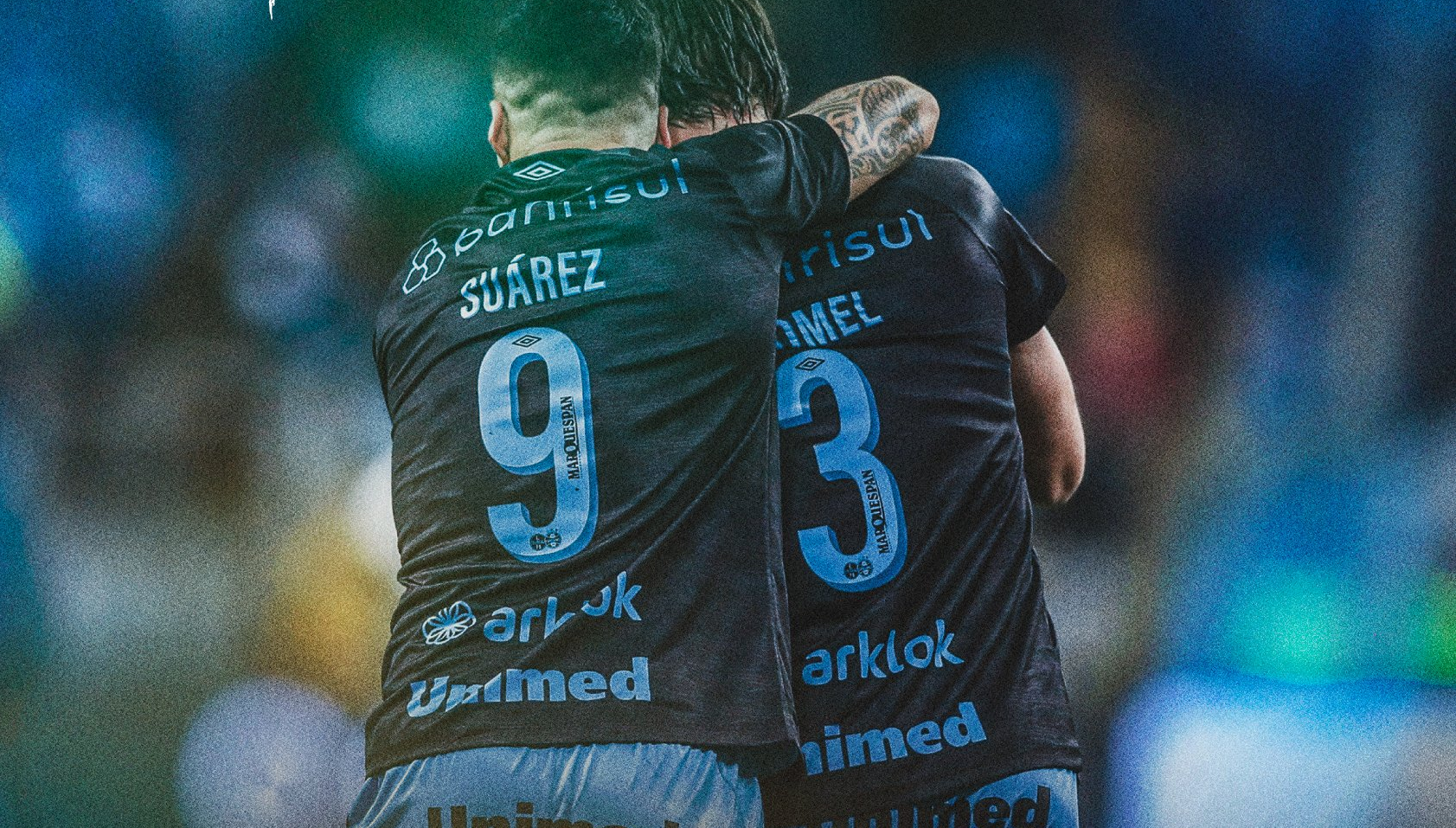 Su&aacute;rez e Geromel foram destaques
