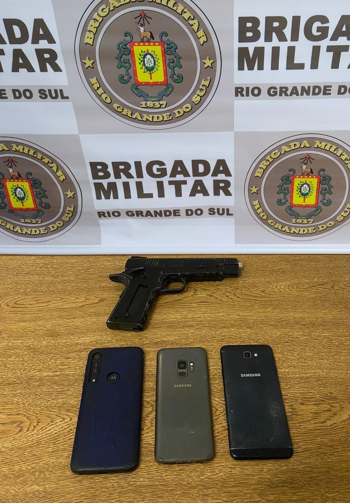 A BM apreendeu com o homem um simulacro de arma e celulares.