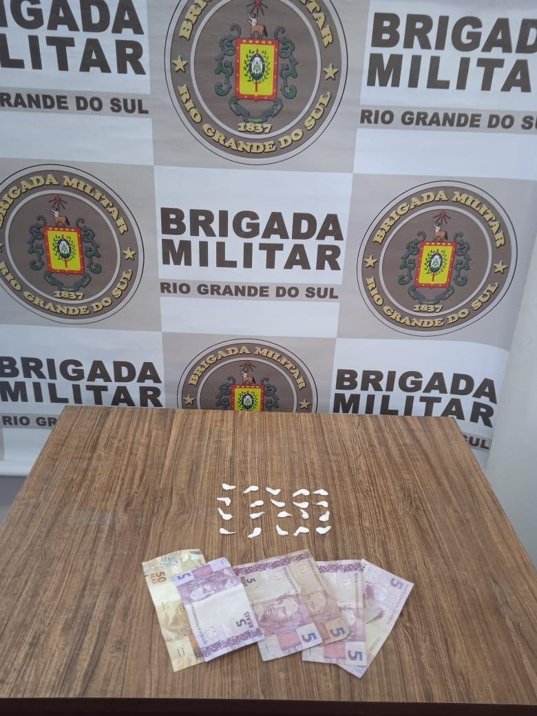 O dinheiro e as drogas foram apreendidos pela pol&iacute;cia.
