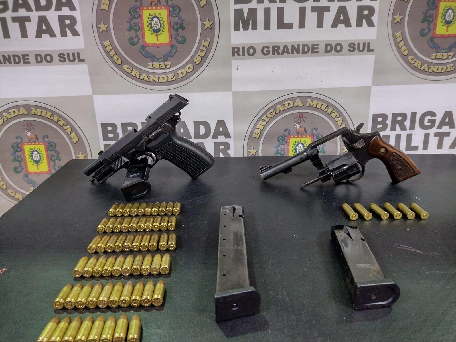 Armas e muni&ccedil;&otilde;es encontradas com o homem foram apreendidas.