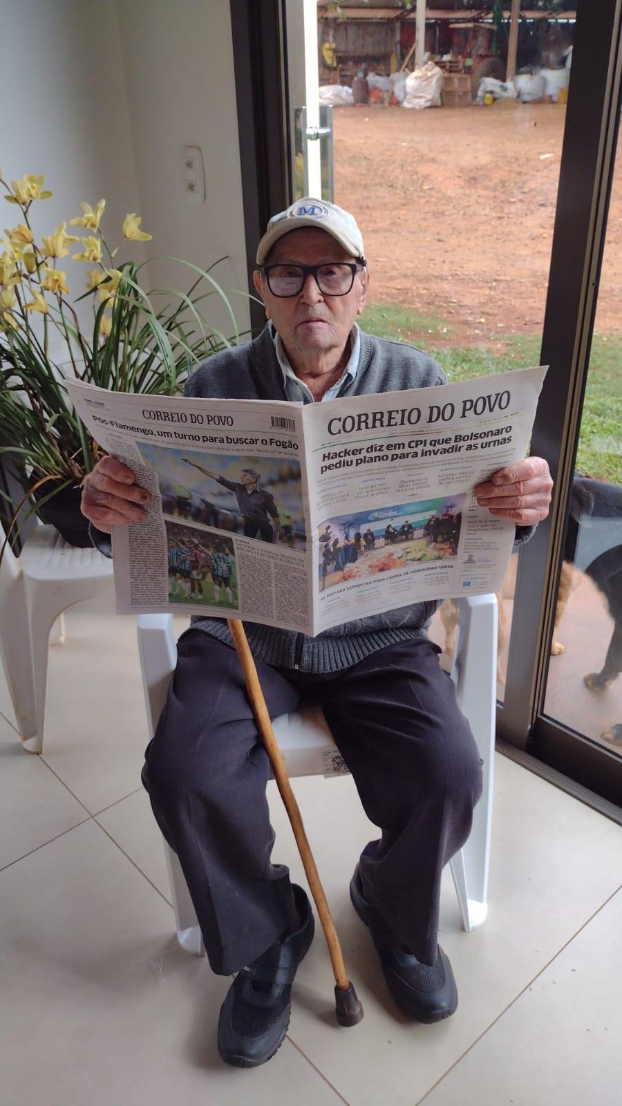 Mesmo com o passar dos anos, o seu entusiasmo com a leitura do Correio do Povo continua o mesmo