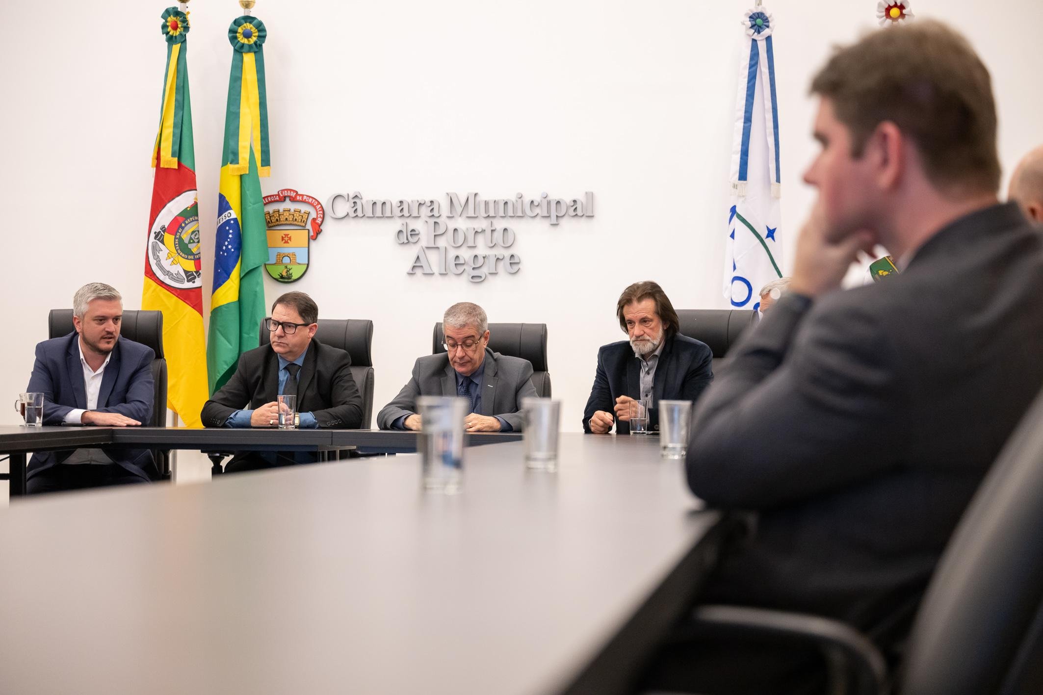 Presidente Hamilton Sossmeier se re&uacute;ne com vereadores para discutir a revoga&ccedil;&atilde;o da lei que institui o Dia do Patriota