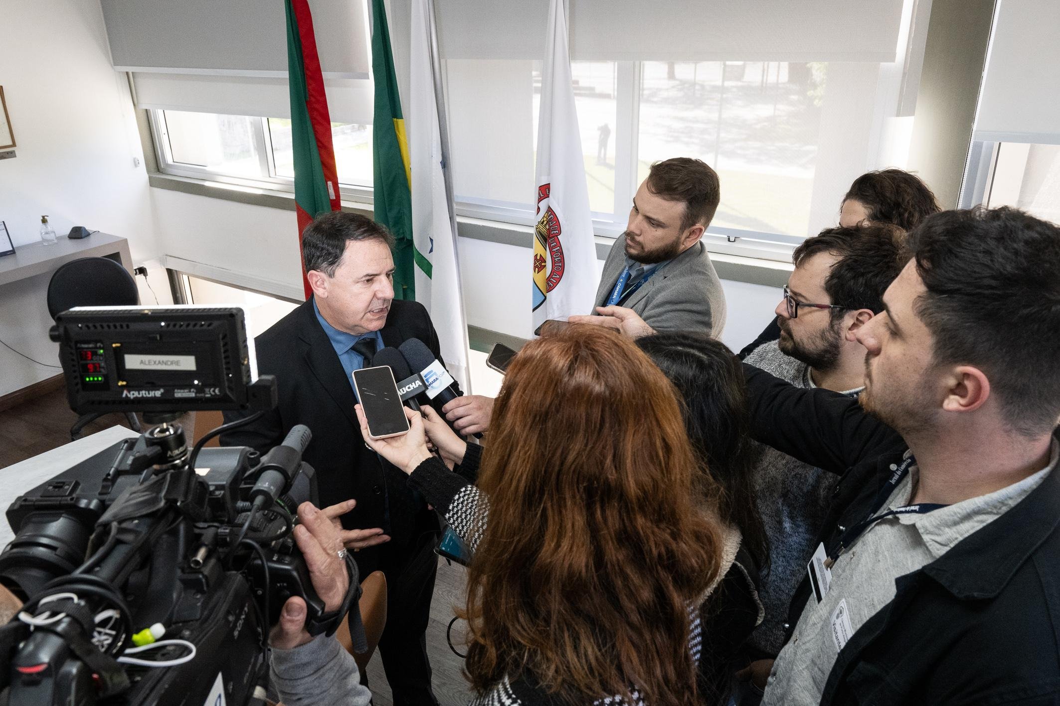 Presidente Hamilton Sossmeier em entrevista coletiva a jornalistas