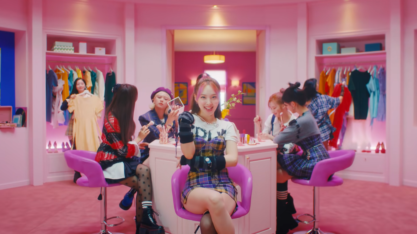 A banda se tornou conhecida por hits como "What is Love", "The Feels" e "TT"