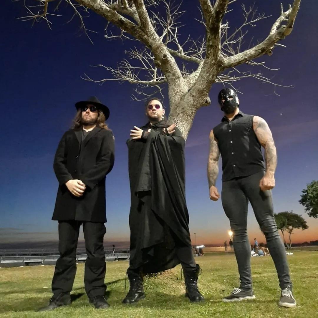 Projeto musical voltado ao Gothic Rock, Post-Punk e Darkwave, a banda ga&uacute;cha bebe de fontes oitentistas dos prim&oacute;rdios da M&uacute;sica G&oacute;tica