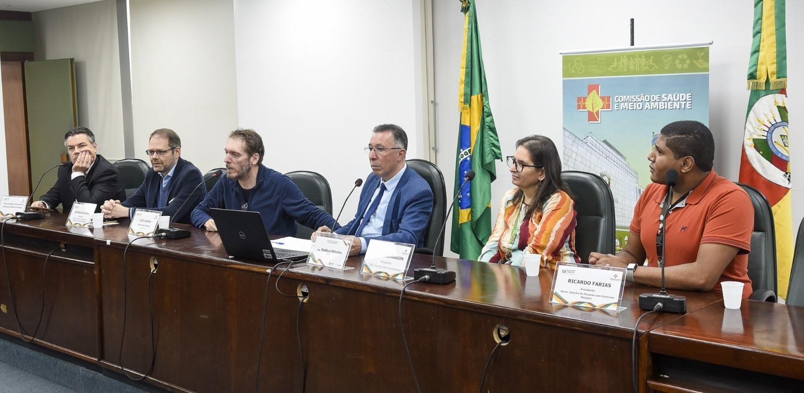 Durante a audi&ecirc;ncia, participantes compartilharam hist&oacute;rias e debateram a import&acirc;ncia de abordagens multidisciplinares no tratamento da EM, destacando a demora no diagn&oacute;stico como um desafio
