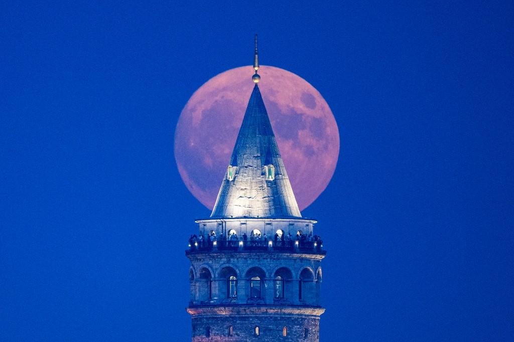 Superlua azul vista de Istambul, na Turquia