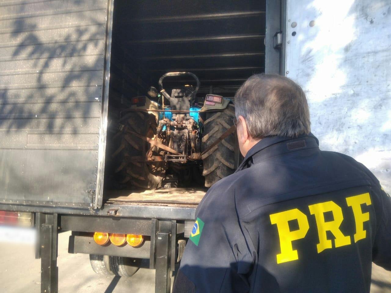 Trator, com placas de Caxias do Sul, &eacute; apreendido em Bento Gon&ccedil;alves nesta quarta-feira (30)